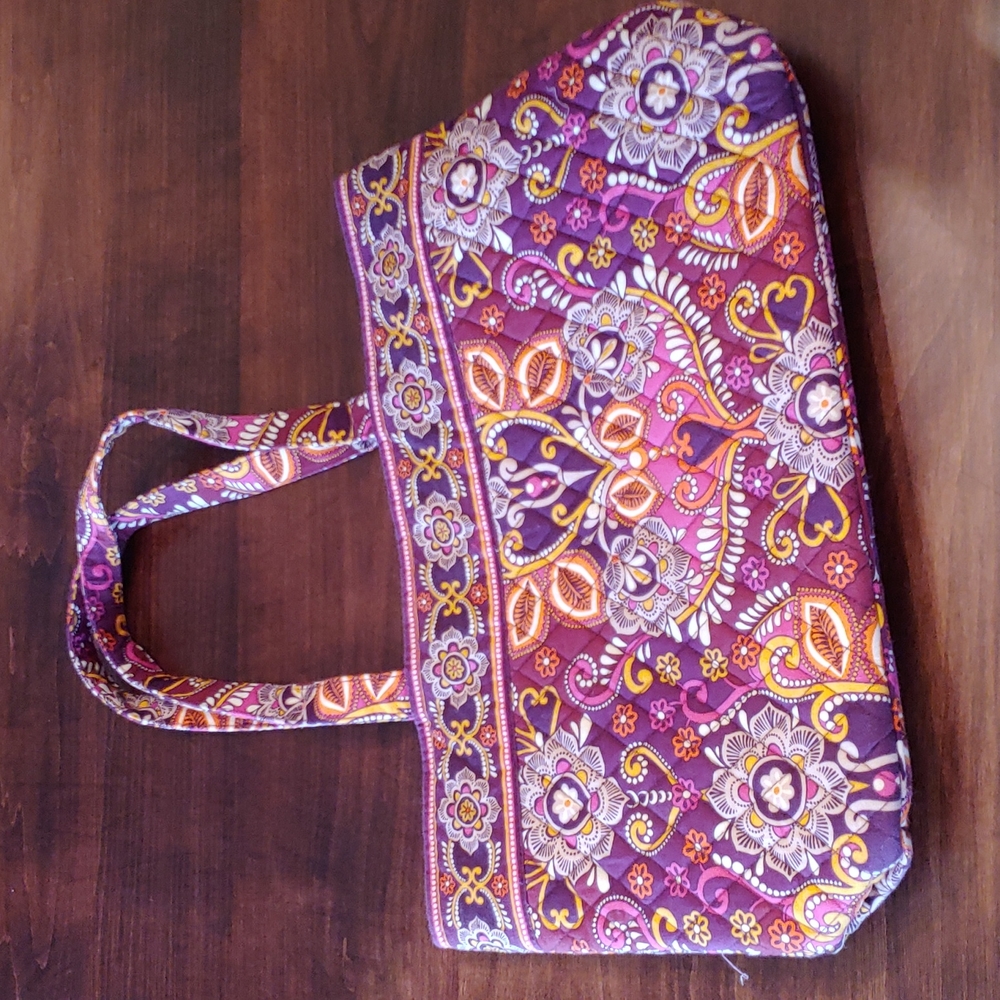 Vera Bradley tote bag with magnetic closure, Like new.